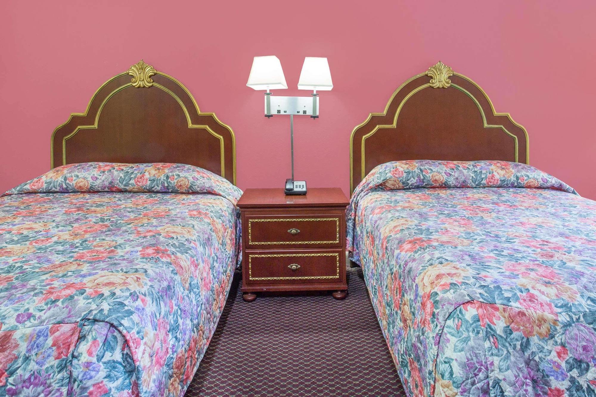 Knights Inn Емпория Екстериор снимка